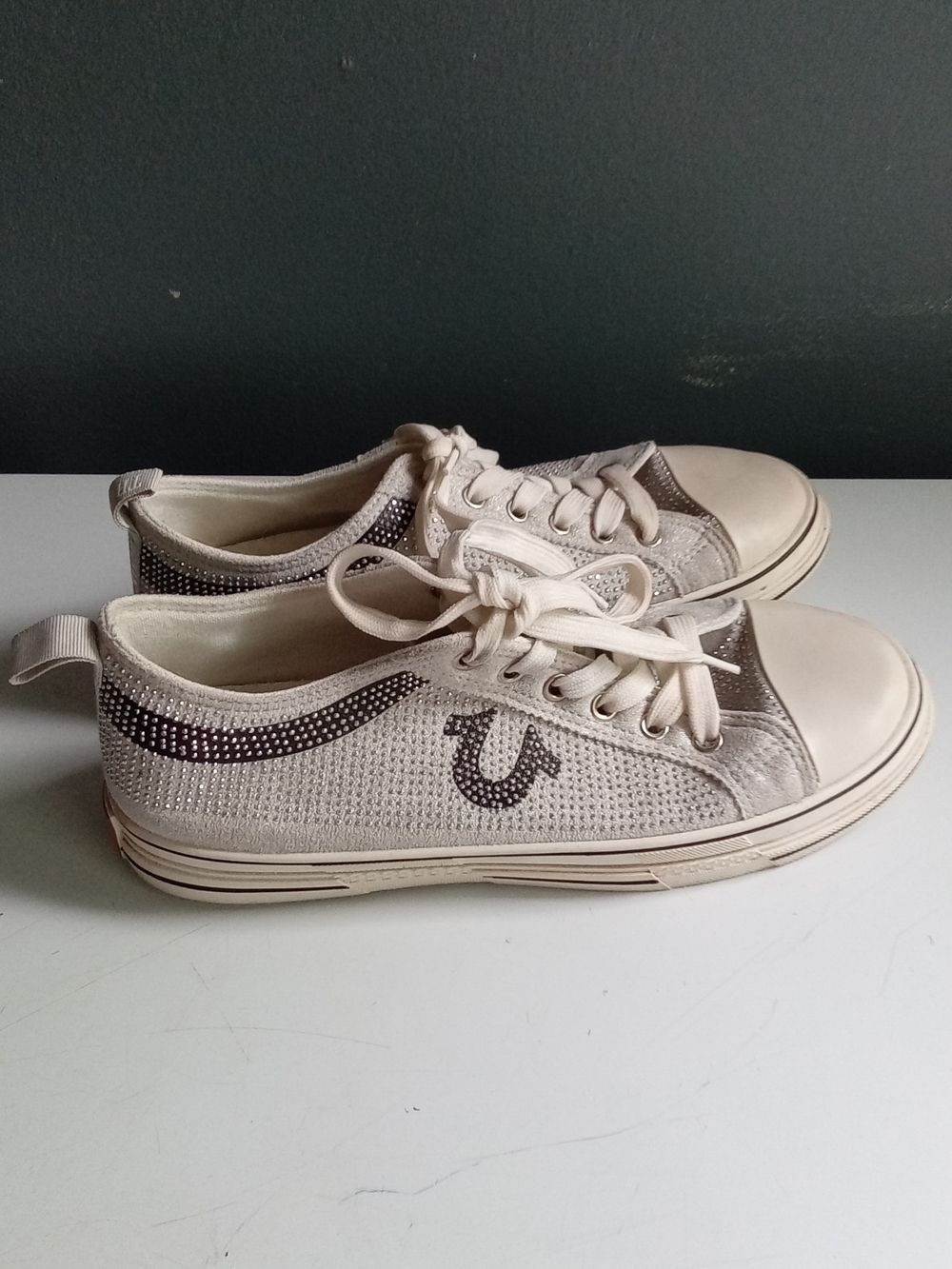 True Religion Rhinestone Embellished Low Top Sneaker Cream Horseshoe Logo Mens 9